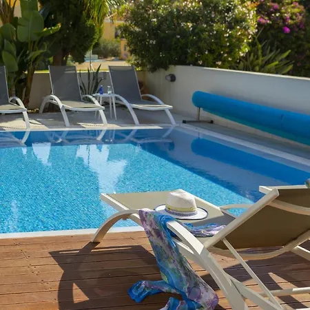 Blue Water Bay 40 פאראלימני